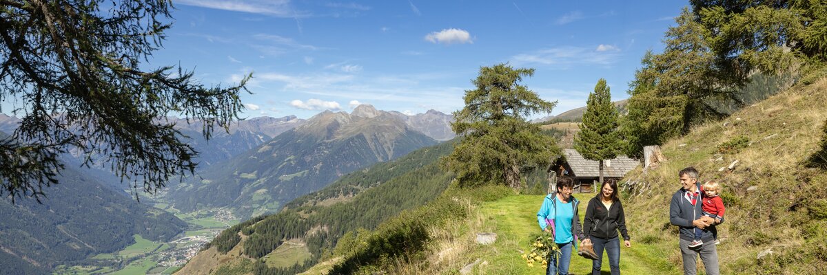 Familie wandert auf der alm | © Urlaub am Bauernhof Kärnten/ Achim Mandler