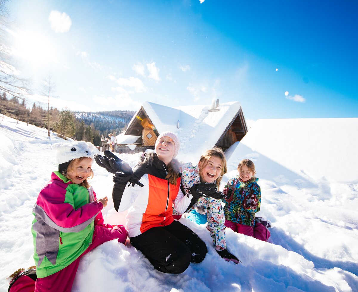 Kinder spielen im Schnee auf der Alm  | © Urlaub am Bauernhof Kärnten / Daniel Gollner