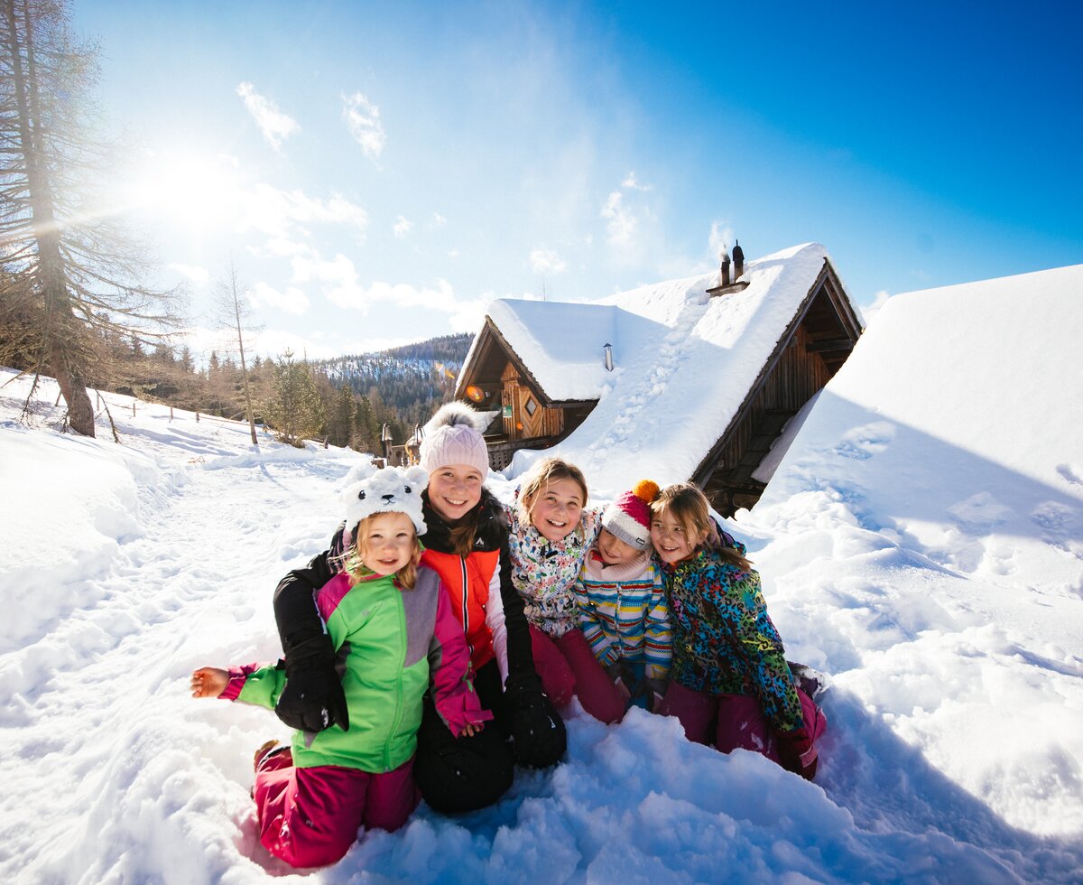 Kinder sitzen im Schnee in Kärnten | © Urlaub am Bauernhof Kärnten / Daniel Gollner