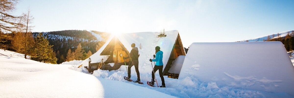 Schneeschuhwanderer erreichen die Almhütte | © Urlaub am Bauernhof Kärnten / Daniel Gollner