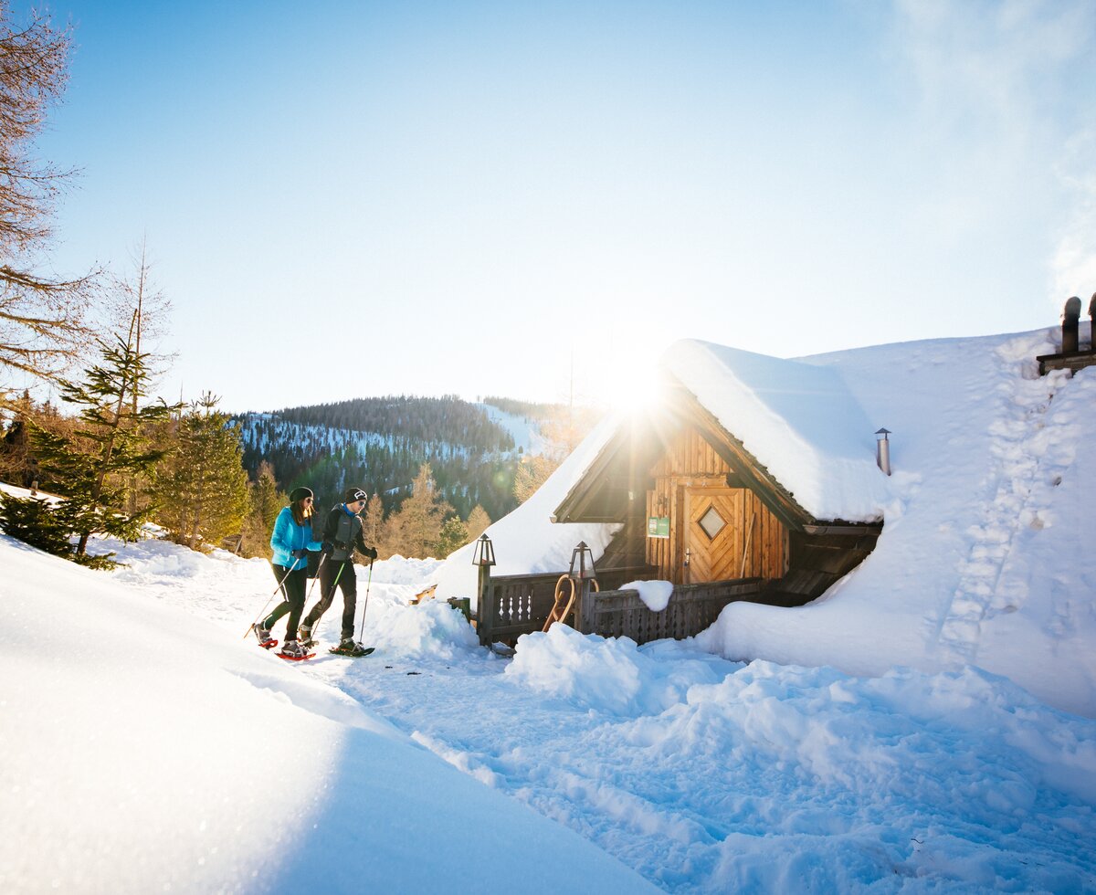 Schneeschuhwanderer erreichen die Almhütte  | © Daniel Gollner