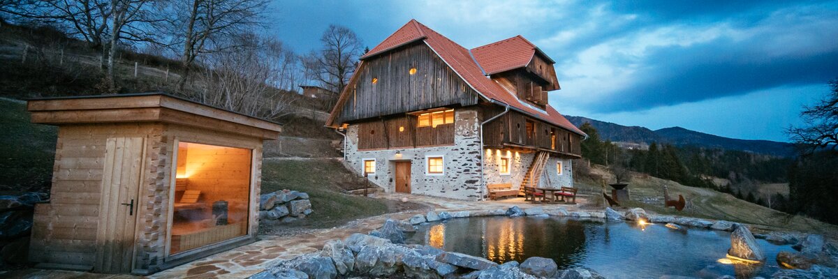 Kaiser Chalet mit Sauna am Abend  | © Urlaub am Bauernhof Kärnten / Daniel Gollner