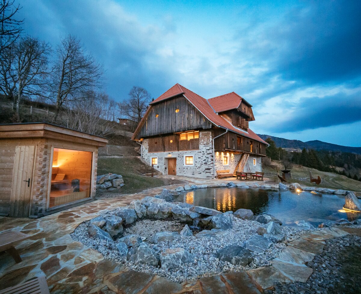 Kaiser Chalet mit Sauna am Abend  | © Urlaub am Bauernhof Kärnten / Daniel Gollner