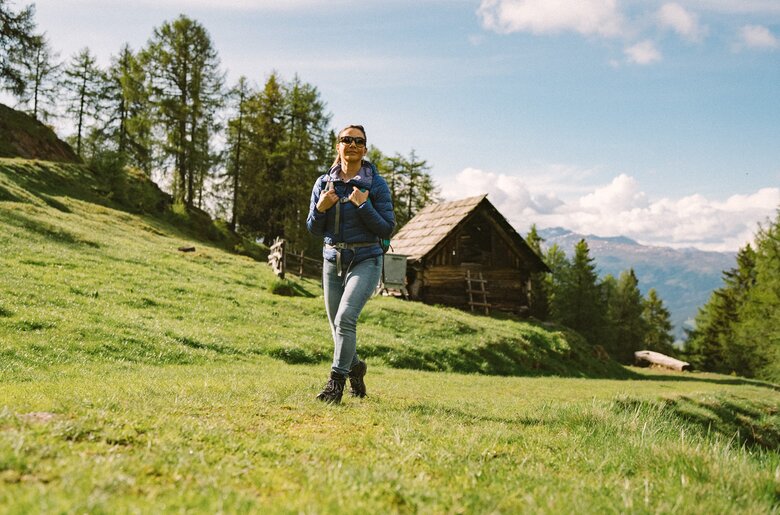 Frau wandert beim Almhüttenurlaub in Kärnten | © Urlaub am Bauernhof Kärnten / Daniel Gollner