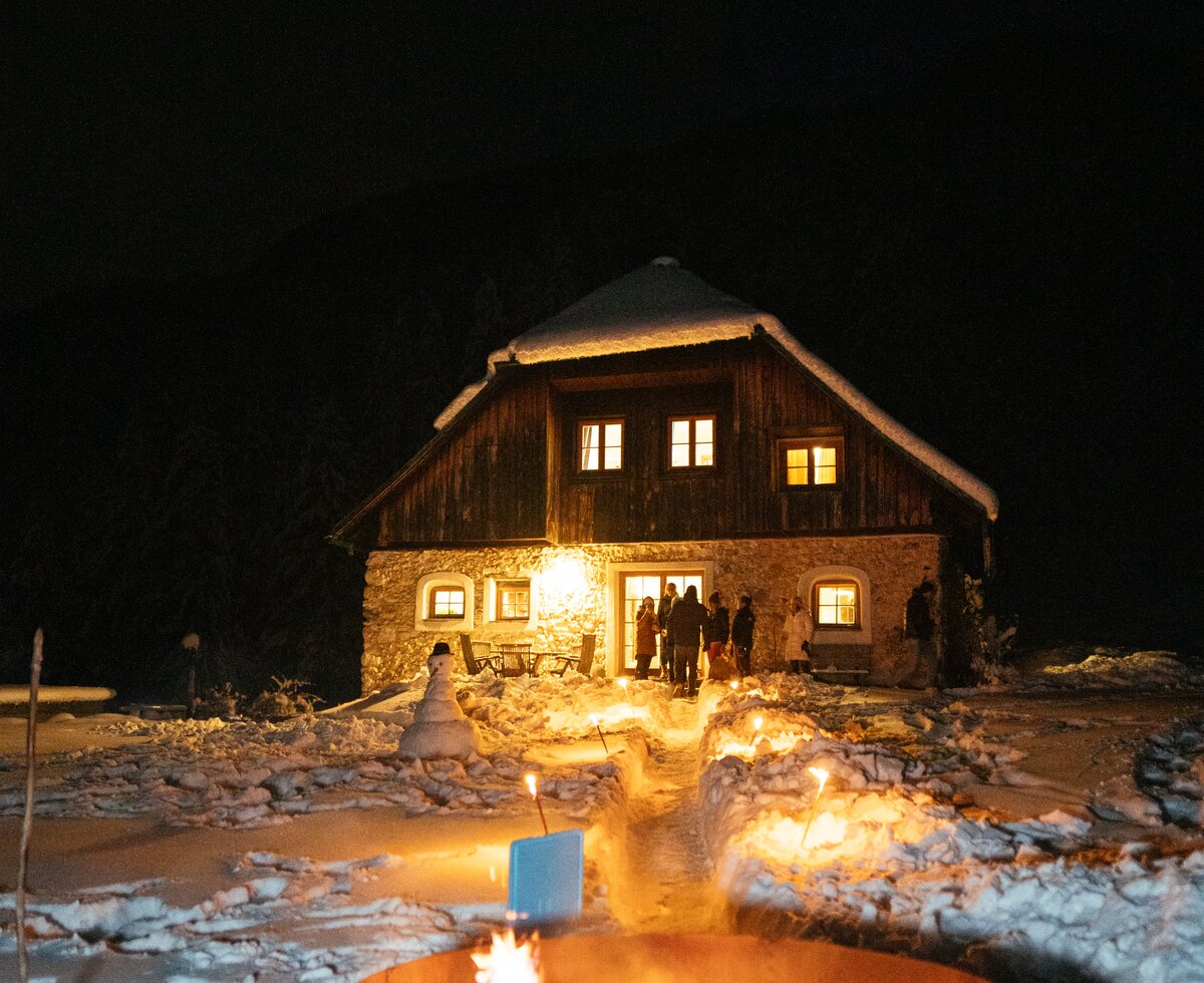 brennende Feuerschale vor Almhütte am Abend | © Daniel Gollner / Urlaub am Bauernhof Kärnten