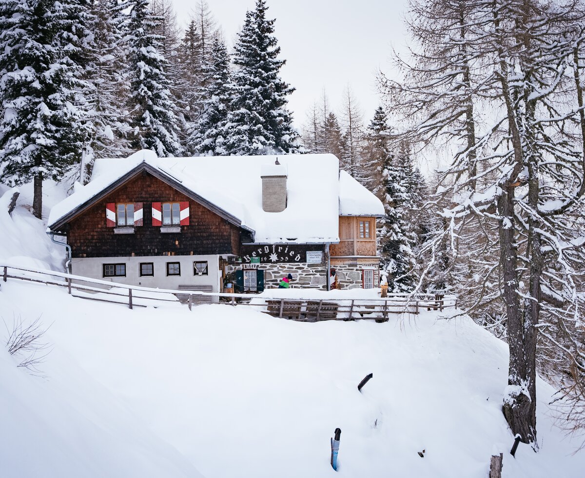 Almhütte Bergfried im Schnee | © Urlaub am Bauernhof Kärnten/ Daniel Gollner