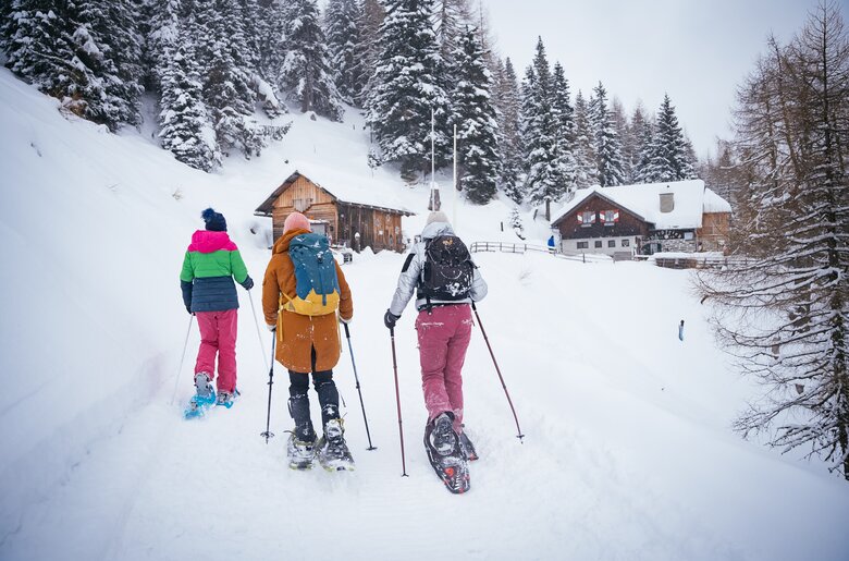 Freunde machen eine Schneeschuhwanderung zur Hütte | © Urlaub am Bauernhof Kärnten/ Daniel Gollner