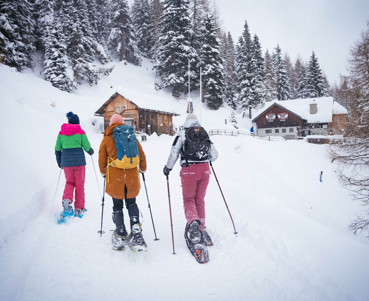 Freunde machen eine Schneeschuhwanderung zur Hütte | © Urlaub am Bauernhof Kärnten/ Daniel Gollner