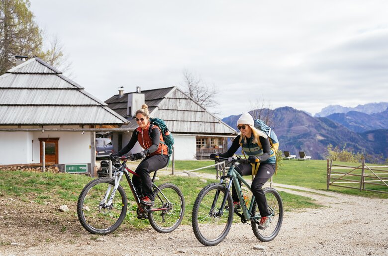 Freundinnen machen eine Radtour von der Hütte weg | © Urlaub am Bauernhof Kärnten/ Daniel Gollner