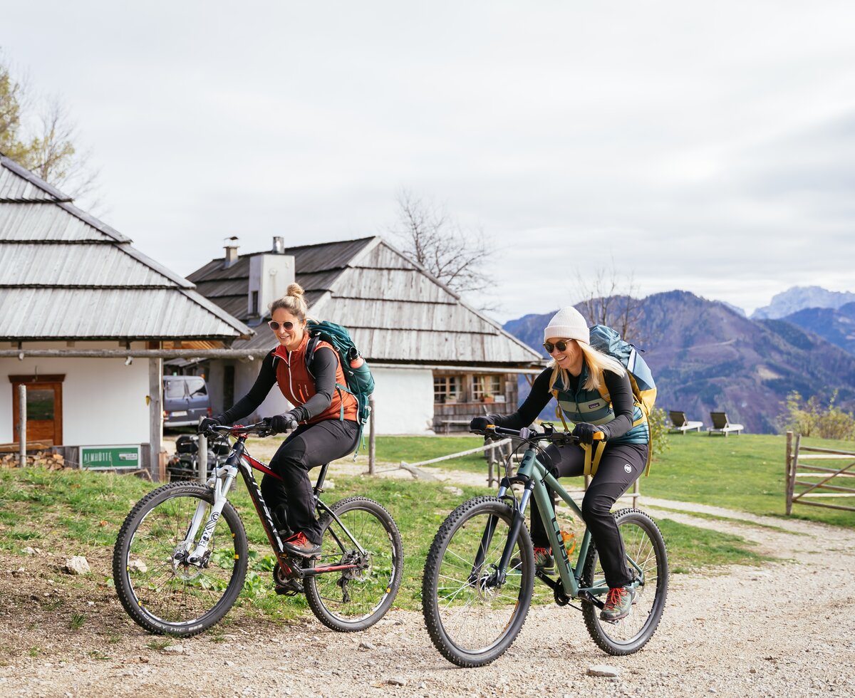 Freundinnen machen eine Radtour von der Hütte weg | © Urlaub am Bauernhof Kärnten/ Daniel Gollner