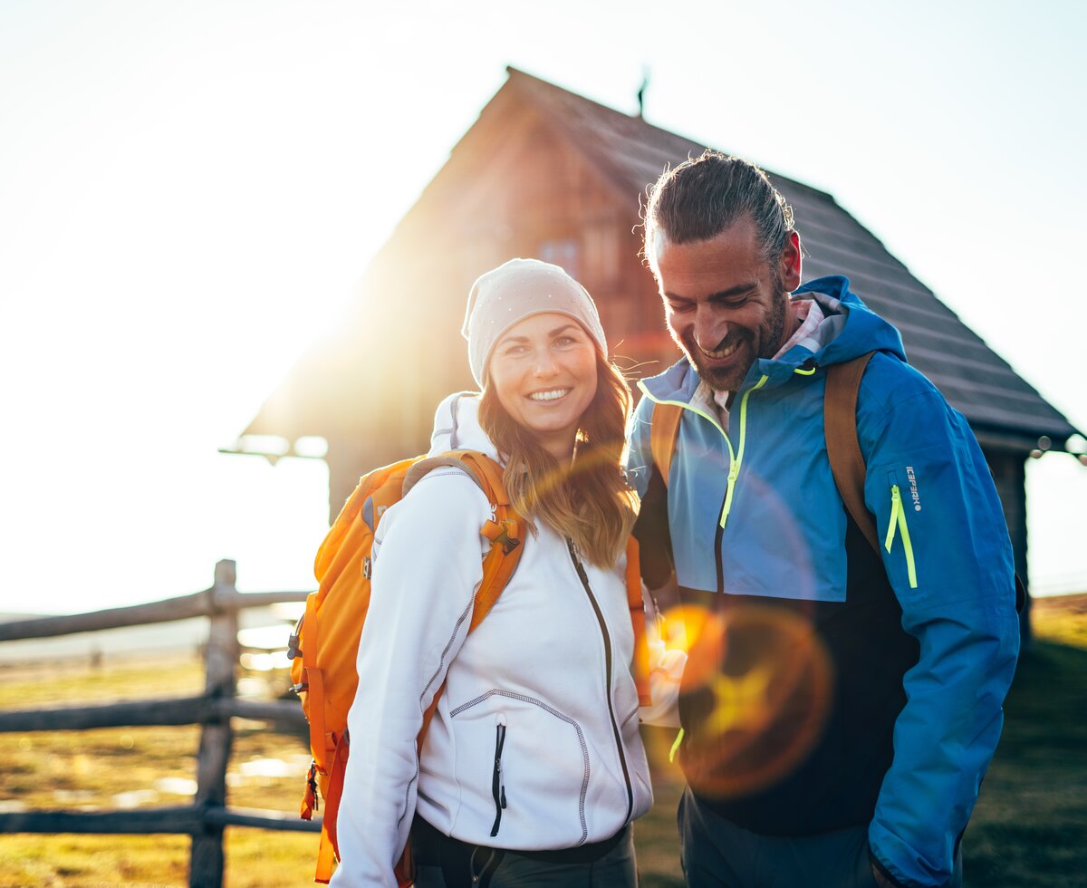 Paar startet zu einer Wanderung auf der Alm in Kärnten  | © Urlaub am Bauernhof Kärnten/ Daniel Gollner 