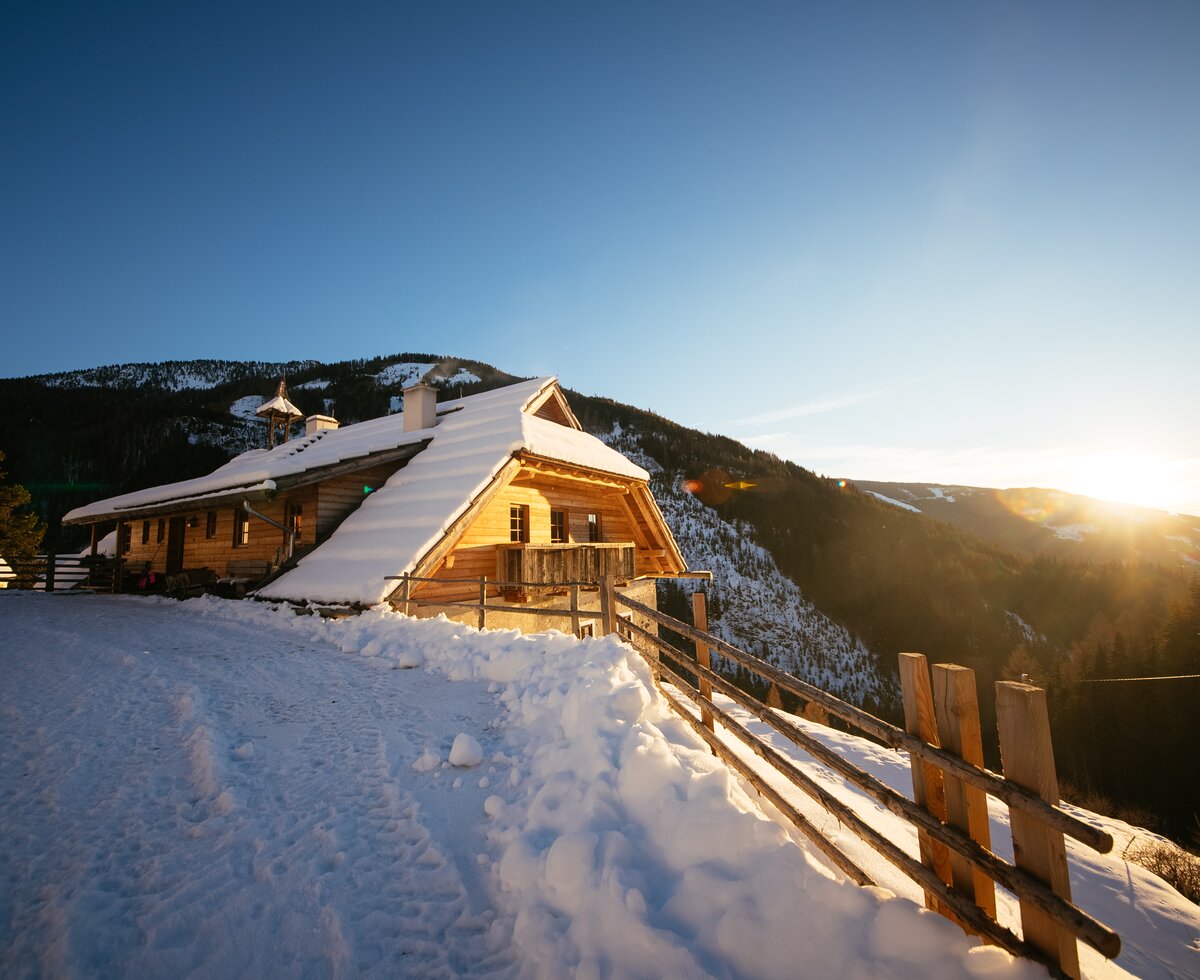 Hütte im Sonnenuntergang | © Urlaub am Bauernhof Kärnten / Daniel Gollner