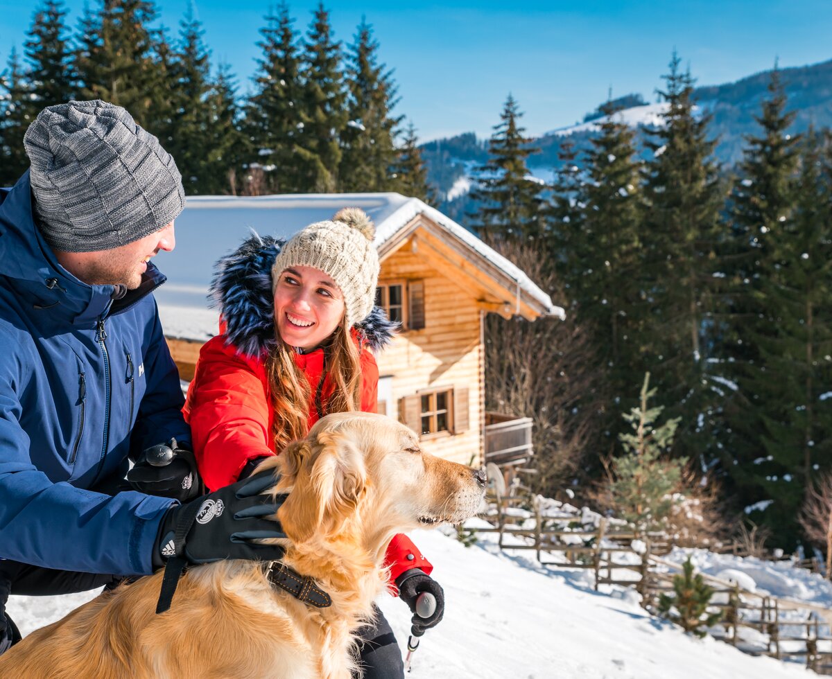 Paar mit den Hund vor der Hütte | © Michael Stabentheiner