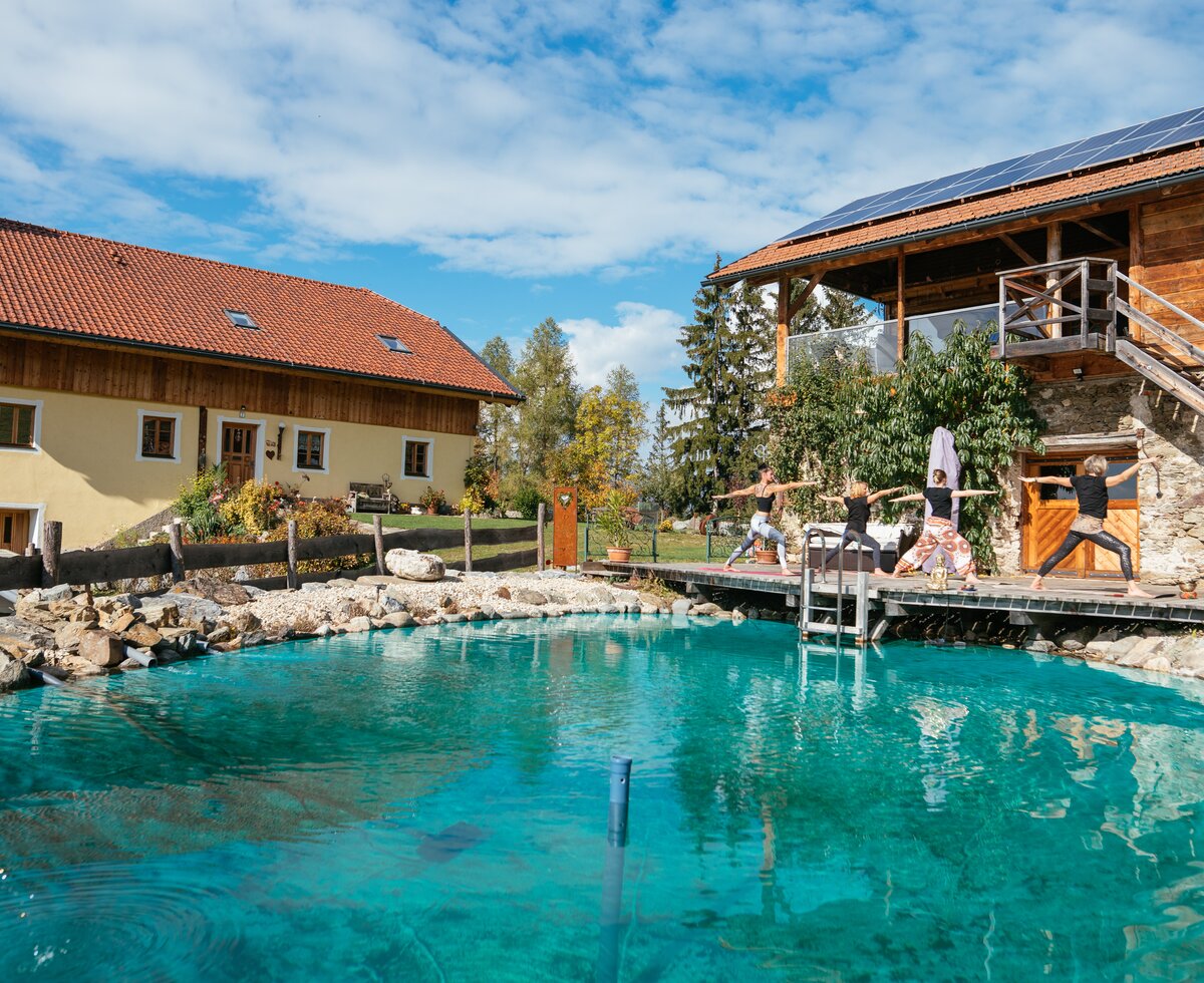 Yoga am Badeteich bei Wohlfühloase Koglerhof | © Urlaub am Bauernhof / Daniel Gollner