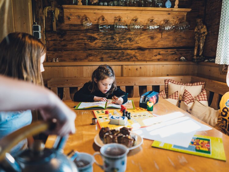 Zwei Kinder spielen und malen am Hüttentisch in Salzburg | © Urlaub am Bauernhof Salzburg / Daniel Gollner 