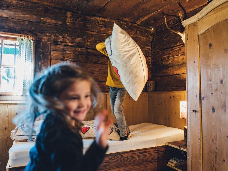 Zwei Kinder spielen in der Almhütte   | © Urlaub am Bauernhof Salzburg / Daniel Gollner 