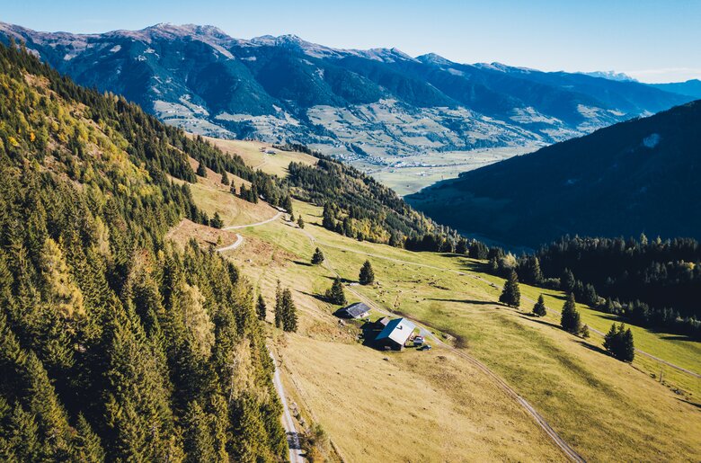 Drrohnenaufnahme der Astenhütte mit Blick ins Tal | © Urlaub am Bauernhof Salzburg / Daniel Gollner 