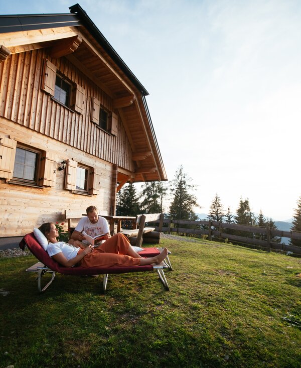 Paar sitzt auf Liegestühlen vor der Hütte | © Urlaub am Bauernhof Steiermark / Daniel Gollner