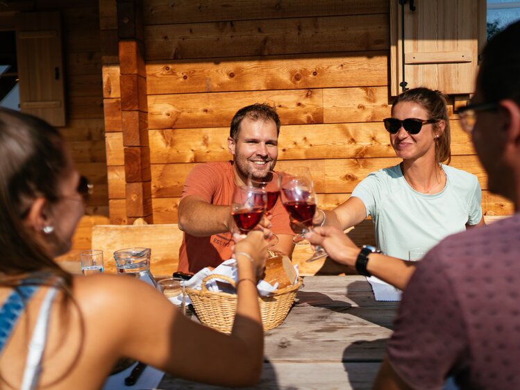 Personen prosten mit Weinglas an | © Urlaub am Bauernhof Steiermark / Daniel Gollner 