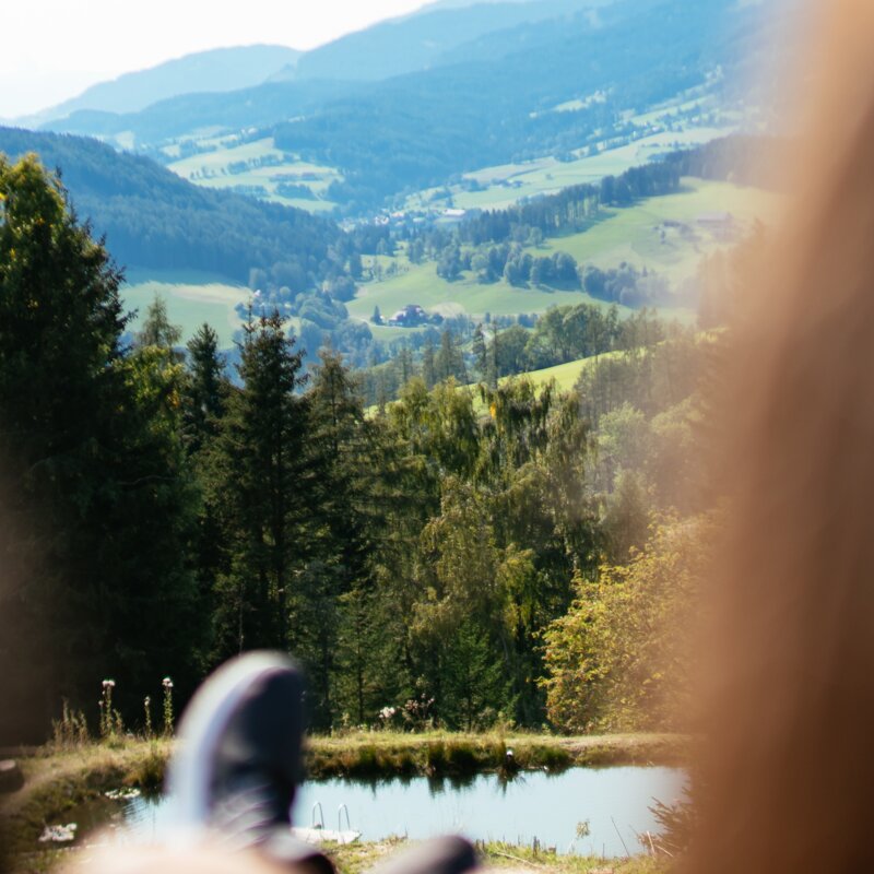 Blick auf Hügel in der Steiermark mit zwei Personen im Vordergrund  | © Urlaub am Bauernhof Steiermark / Daniel Gollner