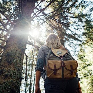 Frau mit Urlaub auf der Alm-Rucksack im Wald | © Urlaub am Bauernhof Steiermark / Daniel Gollner 