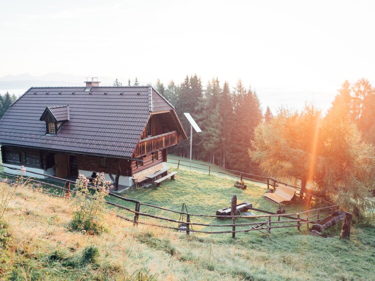 Hütte vor aufgehender Sonne  | © Urlaub am Bauernhof Steiermark / Daniel Gollner 