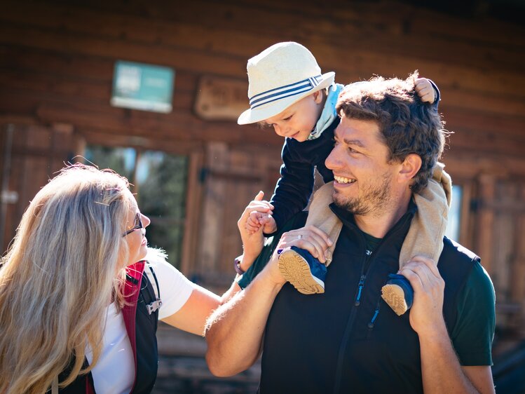 Familie vor der Almhütte | © Urlaub am Bauernhof Tirol / Daniel Gollner 