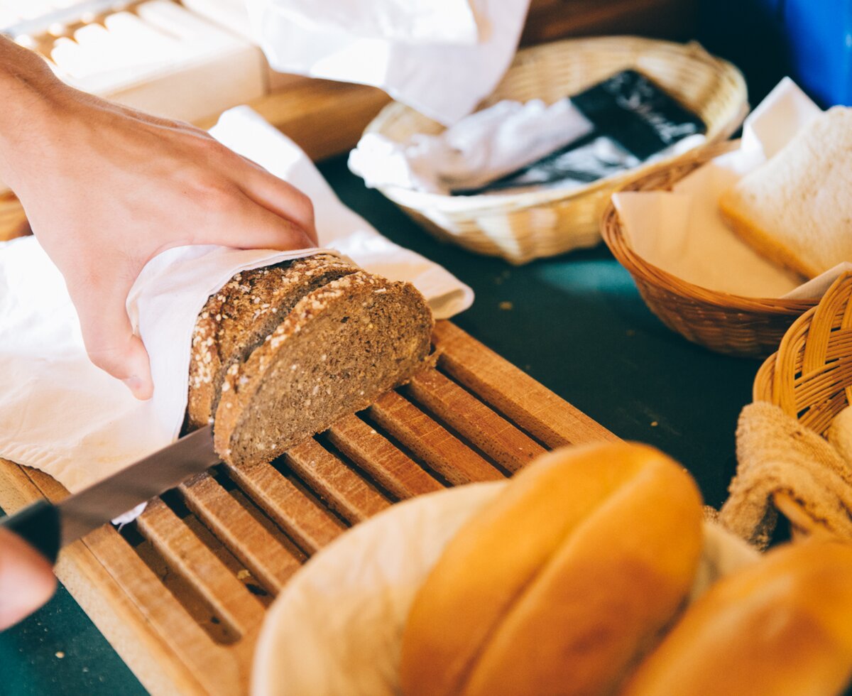 frisches Brot aufschneiden | © Urlaub am Bauernhof Burgenland / Julia Reiterics 