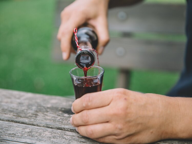 Rotwein wird ins Glas gegossen | © Urlaub am Bauernhof Burgenland / Julia Reiterics 