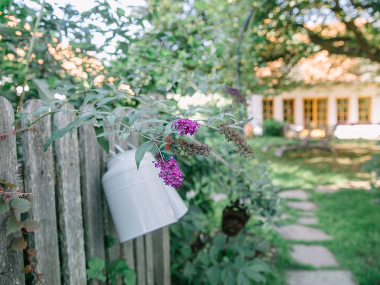 alter Holzzaun mit Kannen | © Urlaub am Bauernhof Burgenland / Julia Reiterics 