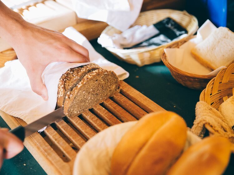 Frisch gebackenes Bort am Frühstücksbuffet | © Urlaub am Bauernhof / Julia Reiterics