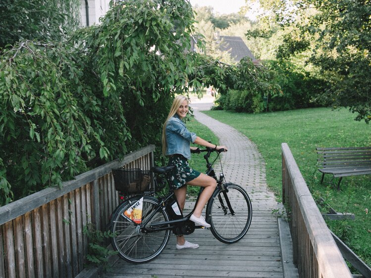 Frau am Fahrrad im Südburgenland  | © Urlaub am Bauernhof Burgenland / Julia Reiterics