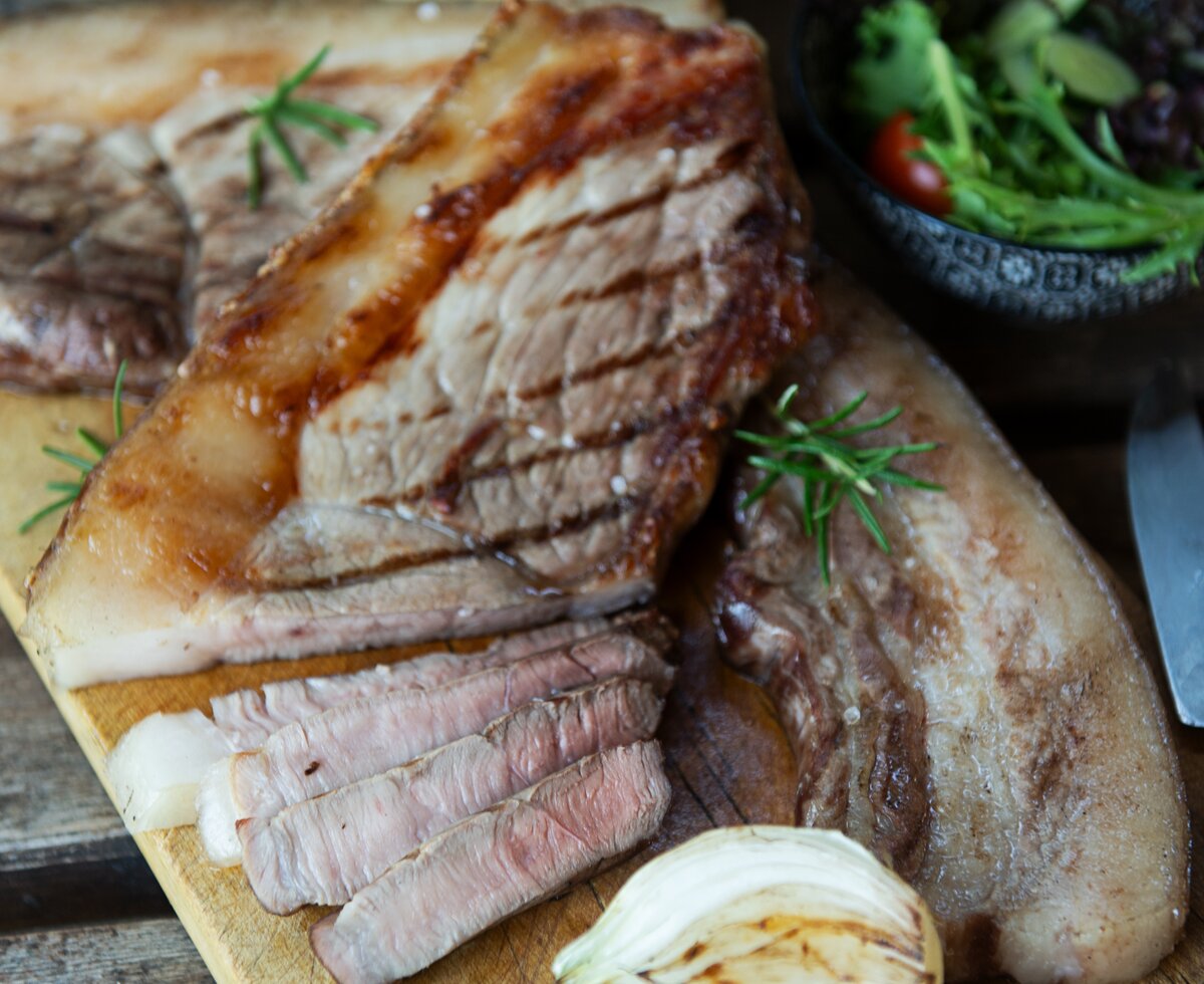 Schweinebraten auf Teller angerichtet | © Carletto Photography / Urlaub am Bauernhof Kärnten