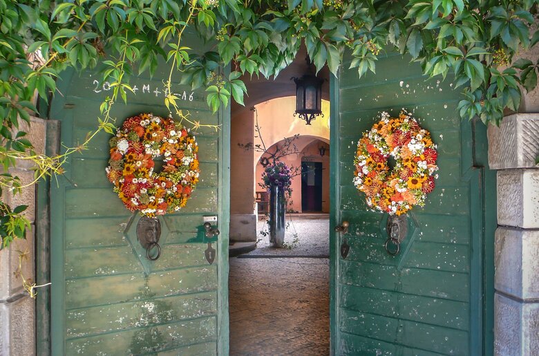 Eingangstüre mit Kränzen | © Urlaub am Bauernhof Kärnten / Schloss Lichtengraben