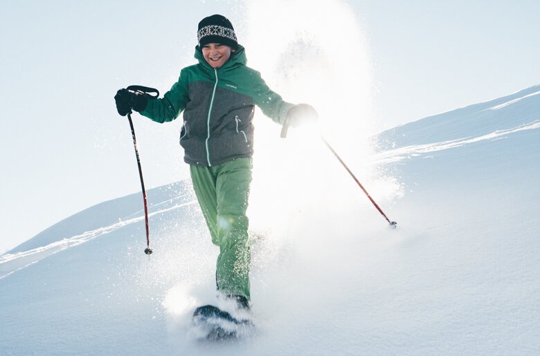 Bub läuft im Schnee mit Schneeschuhen | © Urlaub am Bauernhof Kärnten / Daniel Gollner