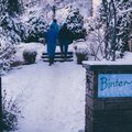 Hof Schild mit verschneiten Weg | © Urlaub am Bauernhof Kärnten/ Daniel Gollner