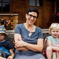 Frau und Kinder sitzen auf der Bank | © Urlaub am Bauernhof Kärnten / Daniel Gollner