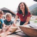 Frau und Kinder beim Brotbacken | © Urlaub am Bauernhof Kärnten/ Daniel Gollner