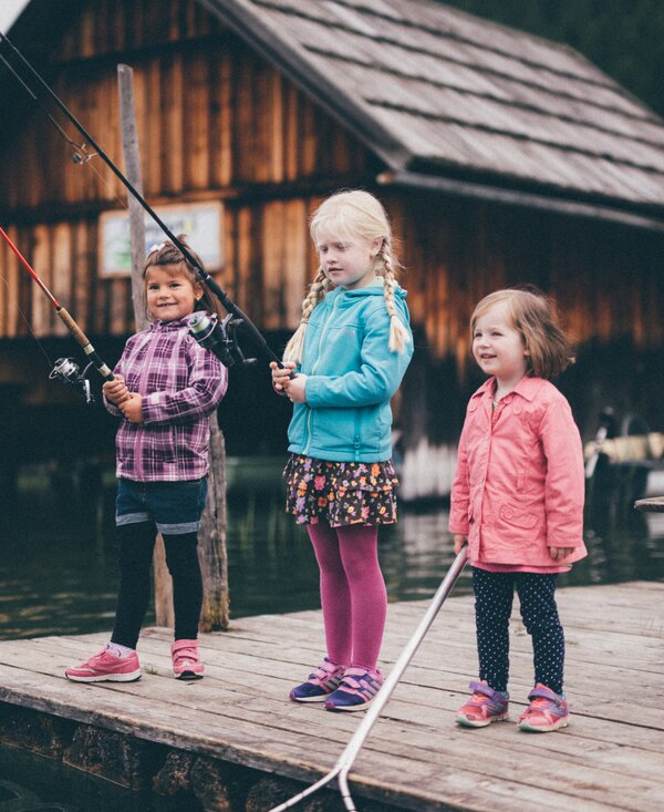 Kinder angeln am Steg | © Urlaub am Bauernhof Kärnten / Daniel Gollner