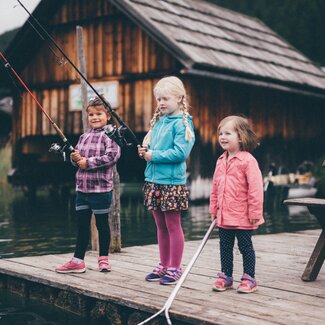 Kinder angeln am Steg | © Urlaub am Bauernhof Kärnten / Daniel Gollner