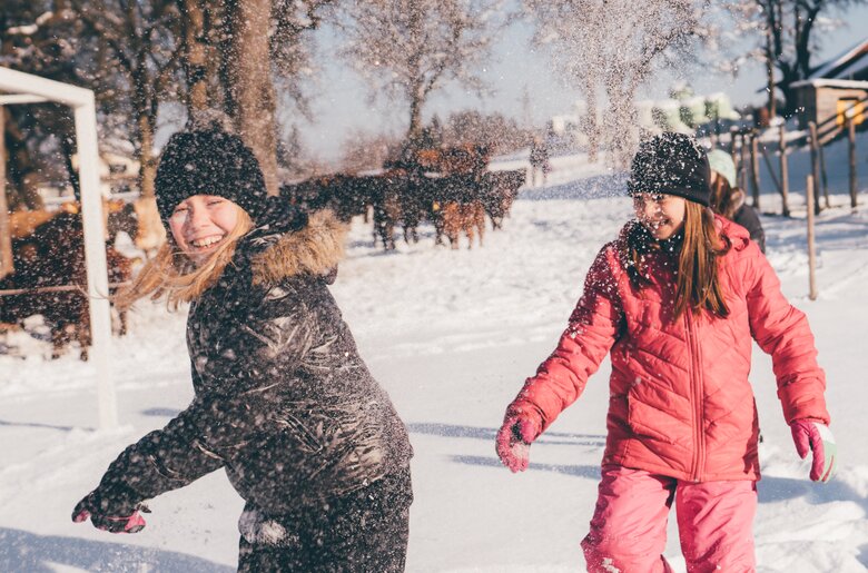 Kinder machen eine Schneeschlacht | © Urlaub am Bauernhof Kärnten / Daniel Gollner