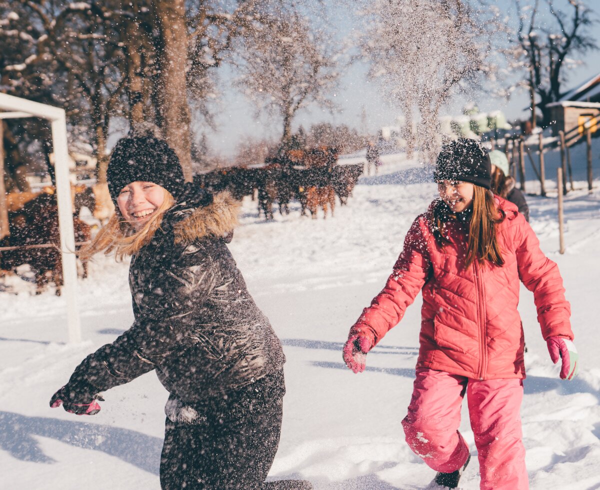 Kinder machen eine Schneeschlacht | © Urlaub am Bauernhof Kärnten / Daniel Gollner