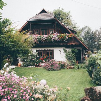 Bauernhaus mit Wiese und Blumen | © Urlaub am Bauernhof Kärnten/ Daniel Gollner