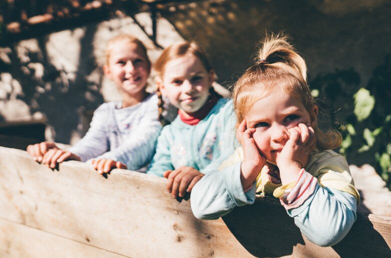 Kinder lehnen am Zaun | © Urlaub am Bauernhof Kärnten/ Daniel Gollner