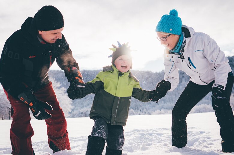 Familie und Kind im Schnee | © Urlaub am Bauernhof Kärnten/ Daniel Gollner