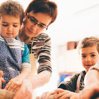 Frau und Bub kneten das Brot | © Urlaub am Bauernhof Kärnten/ Daniel Gollner