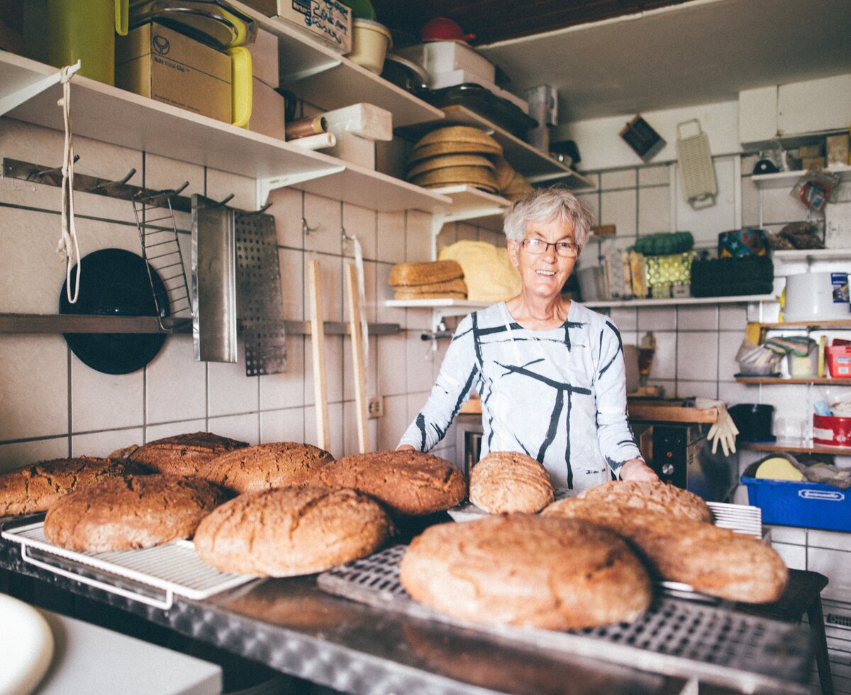 Bäuerin backt Brot | © Urlaub am Bauernhof Kärnten / Daniel Gollner