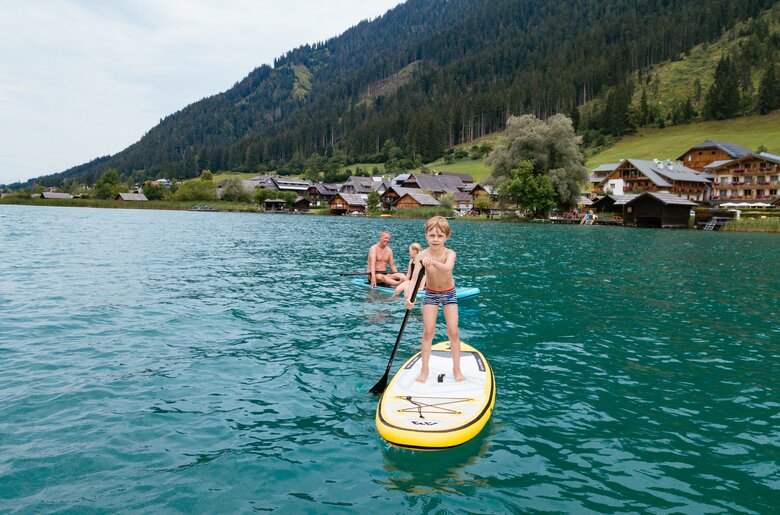 Kinder am Stand-Up Paddle am See | © Urlaub am Bauernhof Kärnten / Daniel Gollner