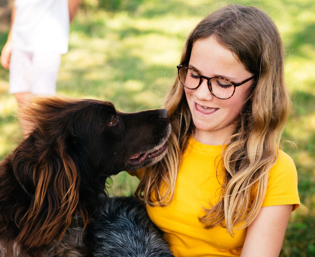 Mädchen legt den Arm um den Hund | © Urlaub am Bauernhof Kärnten/ Daniel Gollner