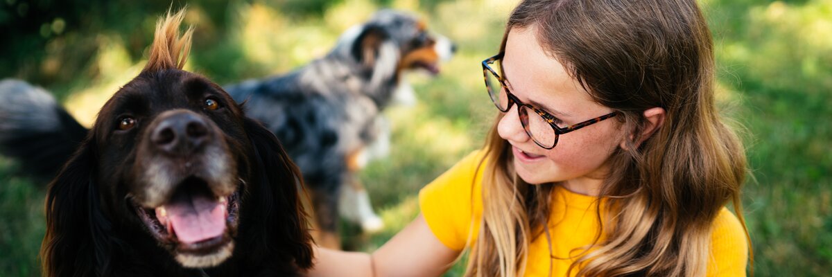 Mädchen streichelt den Hund | © Urlaub am Bauernhof Kärnten / Daniel Gollner